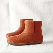 FREE LAMBA Wristwarmers with BIDI Slipper Boots in Rust Orange