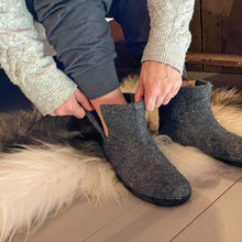 FREE LAMBA Wristwarmers with BIDI Slipper Boots in Rust Orange