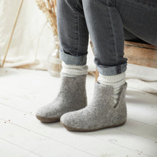 FREE LAMBA Wristwarmers with BIDI Slipper Boots in Rust Orange