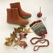 FREE LAMBA Wristwarmers with BIDI Slipper Boots in Rust Orange